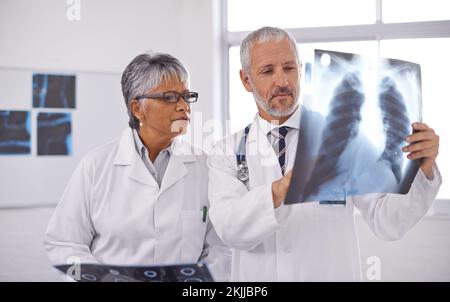 Consultation d'un collègue pour une deuxième opinion. Deux médecins travaillant ensemble dans un hôpital. Banque D'Images