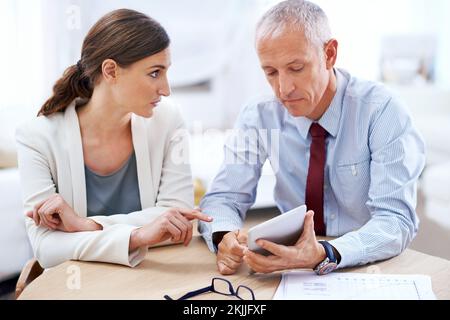 Mon chemin ou l'autoroute... deux collègues utilisant une tablette numérique au bureau. Banque D'Images