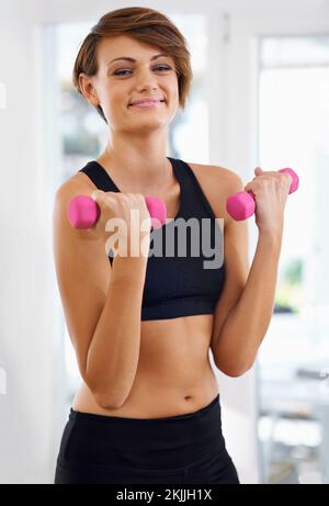 Rester en forme. une femme s'entraîner avec des haltères. Banque D'Images