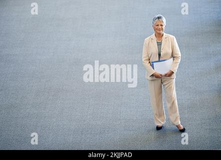 Simplifier l'aspect professionnel. Portrait grand angle d'une femme d'affaires mûre. Banque D'Images