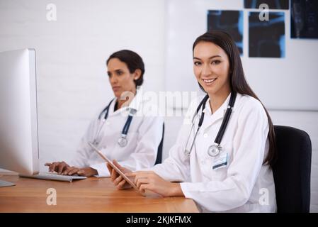 Obtenir une deuxième opinion. Portrait d'une paire de jeunes médecins faisant des recherches ensemble. Banque D'Images