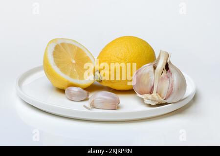 Ingrédients pour le traitement de l'ail au citron, citron, ail, gingembre Banque D'Images