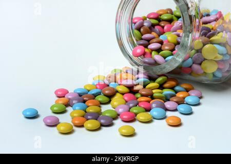 Lentilles au chocolat avec récipient en verre, Smarties Banque D'Images