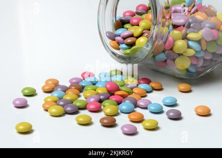 Lentilles au chocolat avec récipient en verre, Smarties Banque D'Images