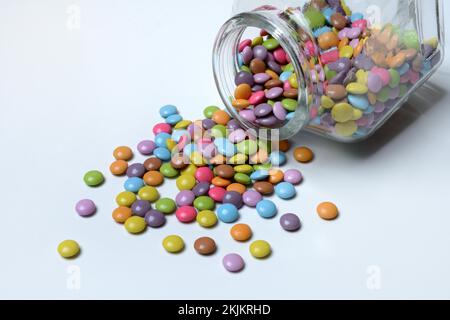 Lentilles au chocolat avec récipient en verre, Smarties Banque D'Images