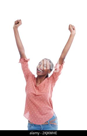 Je suis le meilleur. Studio photo d'une jeune femme aux armes levées en célébration. Banque D'Images