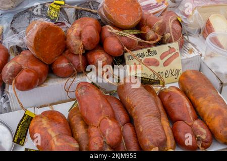 Marché hebdomadaire, marché avec la saucisse typique Sobrasada, Sobrasada de Majorque, Alcudia, Majorque, Iles Baléares, Espagne, Europe Banque D'Images