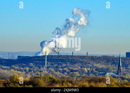 Vue du nuage d'extinction nuage de vapeur d'eau de l'usine de cokéfaction de Prosper, devant elle terrasse d'observation accessible de Tetrahedron sous forme de thre Banque D'Images