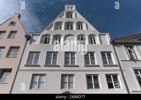 Maison historique à pignons, 17th siècle, immeuble résidentiel et commercial, entièrement peint en blanc, Lüneburg, Niersachsen, Allemagne, Europe Banque D'Images