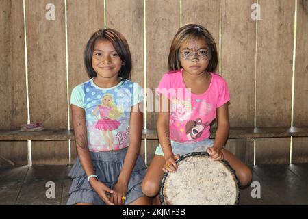 Autochtones, deux petites filles du peuple autochtone Huni Kuin avec tambour, Acre, Brésil, Amérique du Sud Banque D'Images