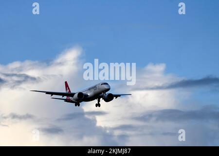 Aircraft Helvetic Airways, Embraer E190-E2, HB-AZF Banque D'Images