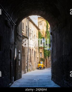 Trois roues dans les rues de la vieille ville de Pitigliano, Toscane, Italie, Europe Banque D'Images