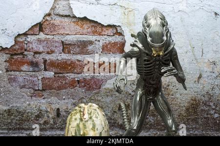 Alien Xenomorph avec œuf Alien. Figure d'action du film Alien original de Fox du XXe siècle. Banque D'Images