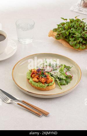 Portion de pain grillé à l'avocat avec crevettes et salade Banque D'Images