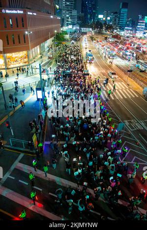 Les gens pleurent pour les victimes de l'écrasement de la foule d'Halloween, 19 novembre 2022 : les gens marchent vers le bureau présidentiel après une veillée aux chandelles pour pleurer les victimes de l'écrasement de la foule d'Halloween à Séoul, Corée du Sud. Les participants ont demandé la démission du président sud-coréen Yoon Suk-Yeol pour assumer sa responsabilité dans le district d'Itaewon, où la foule d'Halloween a tué 158 personnes et en a blessé 196. Ils ont également exigé d'organiser une poursuite spéciale pour enquêter sur l'implication présumée dans une affaire de manipulation du prix des actions par la première dame Kim Keon-Hee. Les signes sont lus Banque D'Images