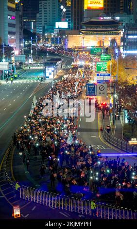 Les gens pleurent pour les victimes de l'écrasement de la foule d'Halloween, 19 novembre 2022 : les gens marchent vers le bureau présidentiel après une veillée aux chandelles pour pleurer les victimes de l'écrasement de la foule d'Halloween à Séoul, Corée du Sud. Les participants ont demandé la démission du président sud-coréen Yoon Suk-Yeol pour assumer sa responsabilité dans le district d'Itaewon, où la foule d'Halloween a tué 158 personnes et en a blessé 196. Ils ont également exigé d'organiser une poursuite spéciale pour enquêter sur l'implication présumée dans une affaire de manipulation du prix des actions par la première dame Kim Keon-Hee. Les signes sont lus Banque D'Images