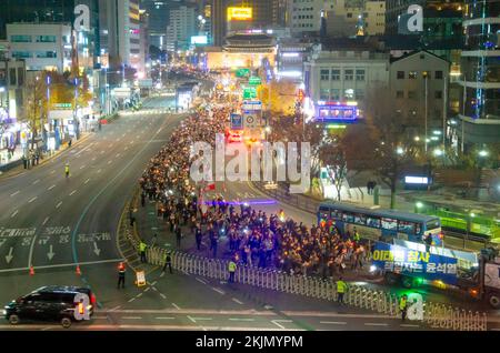 Les gens pleurent pour les victimes de l'écrasement de la foule d'Halloween, 19 novembre 2022 : les gens marchent vers le bureau présidentiel après une veillée aux chandelles pour pleurer les victimes de l'écrasement de la foule d'Halloween à Séoul, Corée du Sud. Les participants ont demandé la démission du président sud-coréen Yoon Suk-Yeol pour assumer sa responsabilité dans le district d'Itaewon, où la foule d'Halloween a tué 158 personnes et en a blessé 196. Ils ont également exigé d'organiser une poursuite spéciale pour enquêter sur l'implication présumée dans une affaire de manipulation du prix des actions par la première dame Kim Keon-Hee. Les signes sont lus Banque D'Images