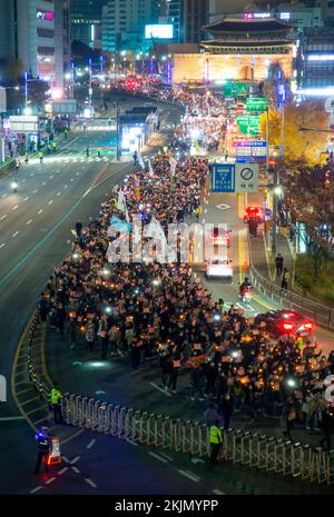 Les gens pleurent pour les victimes de l'écrasement de la foule d'Halloween, 19 novembre 2022 : les gens marchent vers le bureau présidentiel après une veillée aux chandelles pour pleurer les victimes de l'écrasement de la foule d'Halloween à Séoul, Corée du Sud. Les participants ont demandé la démission du président sud-coréen Yoon Suk-Yeol pour assumer sa responsabilité dans le district d'Itaewon, où la foule d'Halloween a tué 158 personnes et en a blessé 196. Ils ont également exigé d'organiser une poursuite spéciale pour enquêter sur l'implication présumée dans une affaire de manipulation du prix des actions par la première dame Kim Keon-Hee. Les signes sont lus Banque D'Images