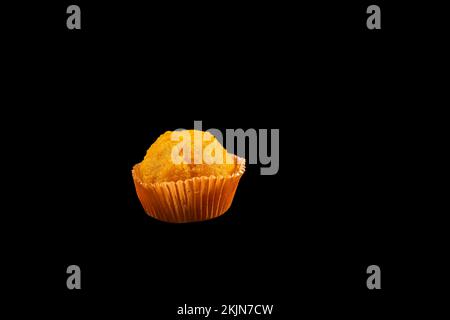 Une laddu Motichoor orange isolée sur fond noir. Banque D'Images