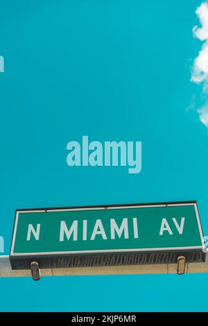 Une photo à faible angle du signe de N Miami Ave Florida sous le ciel bleu Banque D'Images