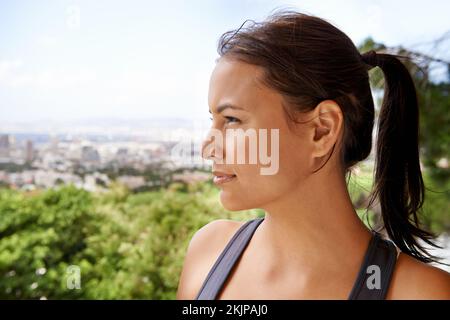 Axé sur le bien-être. une jeune femme attirante, vêtue de vêtements de sport et qui a l'air attentionnés. Banque D'Images