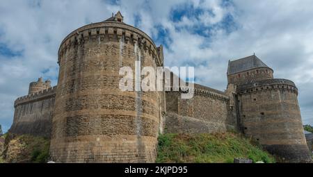 Les murailles et les tours du château médiéval de Fougères, France Banque D'Images