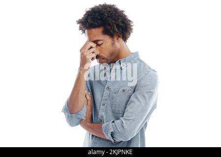 Lorsque vous avez envie de cesser de fumer, pensez à la raison pour laquelle vous avez commencé. un homme en studio qui a l'air stressé isolé sur blanc. Banque D'Images