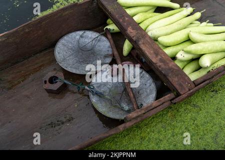 Inde, Srinagar, 2022-07-29. Balance utilisée pour peser les légumes sur le marché flottant de Srinagar. Photographie par Alexander BEE / Hans Lucas. Inde, Srinag Banque D'Images