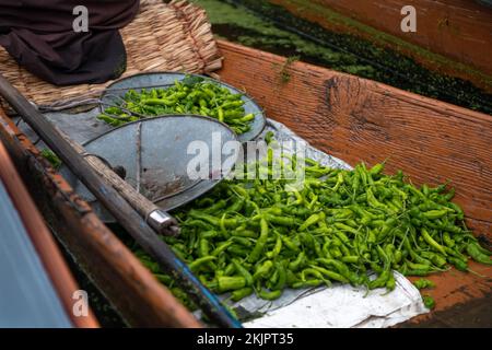 Inde, Srinagar, 2022-07-29. Balance utilisée pour peser les légumes sur le marché flottant de Srinagar. Photographie par Alexander BEE / Hans Lucas. Inde, Srinag Banque D'Images