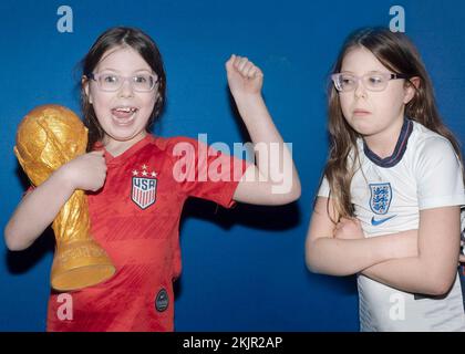 Haverhill, Suffolk, Royaume-Uni. 25th novembre 2022. Ivy Mitchell, 7 et Albert Mitchell, 5 qui ont tous deux la double citoyenneté se préparer pour les tonights grand jeu Angleterre v USA en coupe du monde 2022 crédit: Headlinephoto/Alay Live News. Banque D'Images