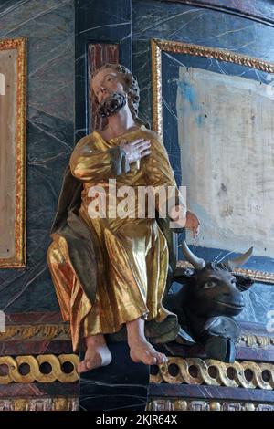 Saint Luc, une statue sur la chaire dans l'église paroissiale de Saint Nicolas à Hrascina, Croatie Banque D'Images