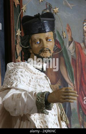 St. Jean de Nepomuk, statue sur l'autel des saints Fabian et Sebastian dans l'église paroissiale de l'Assomption de la Vierge Marie à Gornja Rijeka, Cr Banque D'Images