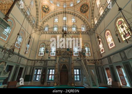 Intérieur de la mosquée Ayazma. Photo d'arrière-plan de l'architecture ottomane tardive. Istanbul Turquie - 9.24.2022 Banque D'Images
