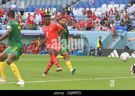 Qatar. 24th novembre 2022. Objectif Breel EMBOLO (SUI) à 1-0, action, tir contre CASTELLETTO Jean-Charles (CMR). Suisse (SUI) - Cameroun (CMR) groupe Stage G le 24.11.2022, stade Al Janoub. Coupe du monde de football 2022 au Qatar à partir de 20,11. - 18.12.2022 ? Credit: dpa Picture Alliance/Alay Live News Banque D'Images