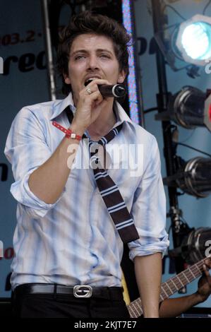TYLER JAMES, CONCERT, 2005 : chanteur Tyler James à Red Dragon Party in the Park à Cardiff, pays de Galles, 19 juin 2005. Photographie : ROB WATKINS. INFO : Tyler James, né le 5 janvier 1982 à Canning Town à Londres, est un auteur-compositeur-interprète britannique connu pour son son pop soul. Il a gagné en notoriété avec son premier album en 2004, The improbable Lad, et son apparition sur The Voice UK en 2012. Banque D'Images