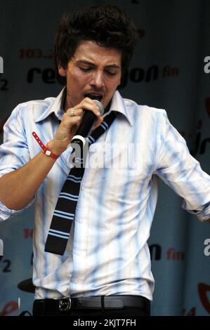 TYLER JAMES, CONCERT, 2005 : chanteur Tyler James à Red Dragon Party in the Park à Cardiff, pays de Galles, 19 juin 2005. Photographie : ROB WATKINS. INFO : Tyler James, né le 5 janvier 1982 à Canning Town à Londres, est un auteur-compositeur-interprète britannique connu pour son son pop soul. Il a gagné en notoriété avec son premier album en 2004, The improbable Lad, et son apparition sur The Voice UK en 2012. Banque D'Images