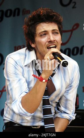 TYLER JAMES, CONCERT, 2005 : chanteur Tyler James à Red Dragon Party in the Park à Cardiff, pays de Galles, 19 juin 2005. Photographie : ROB WATKINS. INFO : Tyler James, né le 5 janvier 1982 à Canning Town à Londres, est un auteur-compositeur-interprète britannique connu pour son son pop soul. Il a gagné en notoriété avec son premier album en 2004, The improbable Lad, et son apparition sur The Voice UK en 2012. Banque D'Images