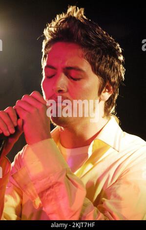 TYLER JAMES, CONCERT, 2004 : le chanteur Tyler James soutient Amy Winehouse au Barfly Club le 2 mars 2004. Photo : ROB WATKINS. INFO : Tyler James, né le 5 janvier 1982 à Canning Town à Londres, est un auteur-compositeur-interprète britannique connu pour son son pop soul. Il a gagné en notoriété avec son premier album en 2004, The improbable Lad, et son apparition sur The Voice UK en 2012. Banque D'Images