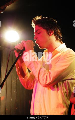 TYLER JAMES, CONCERT, 2004 : le chanteur Tyler James soutient Amy Winehouse au Barfly Club le 2 mars 2004. Photo : ROB WATKINS. INFO : Tyler James, né le 5 janvier 1982 à Canning Town à Londres, est un auteur-compositeur-interprète britannique connu pour son son pop soul. Il a gagné en notoriété avec son premier album en 2004, The improbable Lad, et son apparition sur The Voice UK en 2012. Banque D'Images