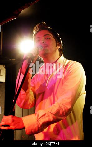 TYLER JAMES, CONCERT, 2004 : le chanteur Tyler James soutient Amy Winehouse au Barfly Club le 2 mars 2004. Photo : ROB WATKINS. INFO : Tyler James, né le 5 janvier 1982 à Canning Town à Londres, est un auteur-compositeur-interprète britannique connu pour son son pop soul. Il a gagné en notoriété avec son premier album en 2004, The improbable Lad, et son apparition sur The Voice UK en 2012. Banque D'Images