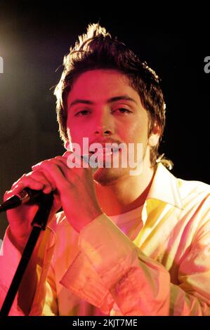 TYLER JAMES, CONCERT, 2004 : le chanteur Tyler James soutient Amy Winehouse au Barfly Club le 2 mars 2004. Photo : ROB WATKINS. INFO : Tyler James, né le 5 janvier 1982 à Canning Town à Londres, est un auteur-compositeur-interprète britannique connu pour son son pop soul. Il a gagné en notoriété avec son premier album en 2004, The improbable Lad, et son apparition sur The Voice UK en 2012. Banque D'Images