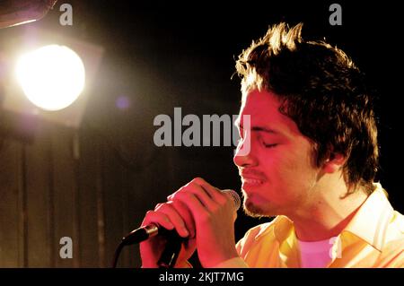 TYLER JAMES, CONCERT, 2004 : le chanteur Tyler James soutient Amy Winehouse au Barfly Club le 2 mars 2004. Photo : ROB WATKINS. INFO : Tyler James, né le 5 janvier 1982 à Canning Town à Londres, est un auteur-compositeur-interprète britannique connu pour son son pop soul. Il a gagné en notoriété avec son premier album en 2004, The improbable Lad, et son apparition sur The Voice UK en 2012. Banque D'Images