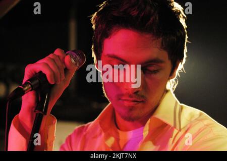 TYLER JAMES, CONCERT, 2004 : le chanteur Tyler James soutient Amy Winehouse au Barfly Club le 2 mars 2004. Photo : ROB WATKINS. INFO : Tyler James, né le 5 janvier 1982 à Canning Town à Londres, est un auteur-compositeur-interprète britannique connu pour son son pop soul. Il a gagné en notoriété avec son premier album en 2004, The improbable Lad, et son apparition sur The Voice UK en 2012. Banque D'Images