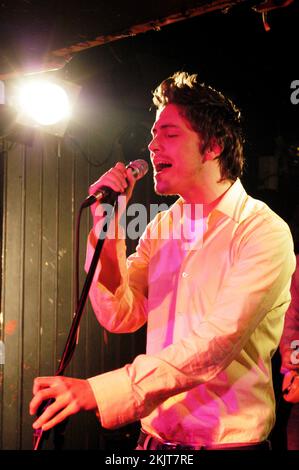 TYLER JAMES, CONCERT, 2004 : le chanteur Tyler James soutient Amy Winehouse au Barfly Club le 2 mars 2004. Photo : ROB WATKINS. INFO : Tyler James, né le 5 janvier 1982 à Canning Town à Londres, est un auteur-compositeur-interprète britannique connu pour son son pop soul. Il a gagné en notoriété avec son premier album en 2004, The improbable Lad, et son apparition sur The Voice UK en 2012. Banque D'Images