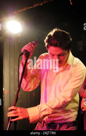 TYLER JAMES, CONCERT, 2004 : le chanteur Tyler James soutient Amy Winehouse au Barfly Club le 2 mars 2004. Photo : ROB WATKINS. INFO : Tyler James, né le 5 janvier 1982 à Canning Town à Londres, est un auteur-compositeur-interprète britannique connu pour son son pop soul. Il a gagné en notoriété avec son premier album en 2004, The improbable Lad, et son apparition sur The Voice UK en 2012. Banque D'Images
