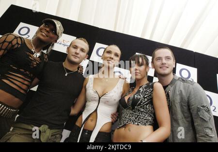 LIBERTY X, PORTRAIT DE GROUPE, 2003 : groupe pop LIBERTY X (photo : Kelli Young, Kevin Simm, Jessica Taylor, Michelle Heaton, Tony London) à Red Dragon FM Party in the Park, Coopers Field, Cardiff, pays de Galles, Royaume-Uni, 20 juillet 2003. Photo : Rob Watkins. INFO : Liberty X, un groupe pop anglo-irlandais formé en 2001 dans l'émission de télévision 'Popstars', a connu un succès avec des tubes comme 'Just a Little' et 'Thinking It Over'. Leurs performances énergiques et leurs airs entraînants en ont fait un incontournable de la scène pop du début des années 2000. Banque D'Images