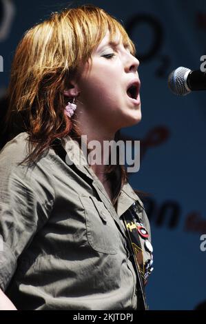 LOVE BITES, CONCERT, 2005 : pop punk féminin anglais à la Red Dragon Party in the Park à Cardiff, pays de Galles, le 19 juin 2005. Photographie : ROB WATKINS. INFO : Dani Graham de Love Bites, un girl band britannique, a attiré l'attention au milieu des années 2000 avec leur son pop-rock et leurs performances énergiques. Connus pour leurs airs accrocheurs et leur attrait juvénile, ils ont fait une marque avec des chansons comme 'You Broken My Heart' et 'He's Fit'. Banque D'Images