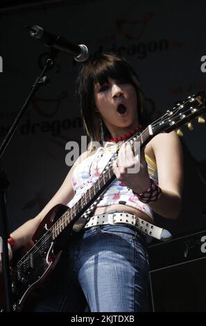 LOVE BITES, CONCERT, 2005 : Dani Graham du pop punk anglais exclusivement féminin à la Red Dragon Party in the Park à Cardiff, pays de Galles, le 19 juin 2005. Photographie : ROB WATKINS. INFO : Love Bites, un girl band britannique, a attiré l'attention au milieu des années 2000 avec son pop-rock et ses performances énergiques. Connus pour leurs airs accrocheurs et leur attrait juvénile, ils ont fait une marque avec des chansons comme 'You Broken My Heart' et 'He's Fit'. Banque D'Images