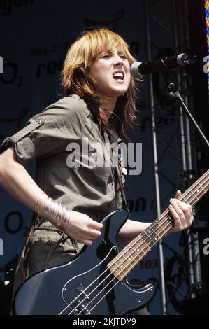 LOVE BITES, CONCERT, 2005 : pop punk féminin anglais à la Red Dragon Party in the Park à Cardiff, pays de Galles, le 19 juin 2005. Photographie : ROB WATKINS. INFO : Dani Graham de Love Bites, un girl band britannique, a attiré l'attention au milieu des années 2000 avec leur son pop-rock et leurs performances énergiques. Connus pour leurs airs accrocheurs et leur attrait juvénile, ils ont fait une marque avec des chansons comme 'You Broken My Heart' et 'He's Fit'. Banque D'Images