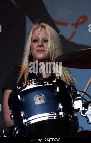 LOVE BITES, CONCERT, 2005 : pop punk féminin anglais à la Red Dragon Party in the Park à Cardiff, pays de Galles, le 19 juin 2005. Photographie : ROB WATKINS. INFO : Love Bites, un girl band britannique, a attiré l'attention au milieu des années 2000 avec son pop-rock et ses performances énergiques. Connus pour leurs airs accrocheurs et leur attrait juvénile, ils ont fait une marque avec des chansons comme 'You Broken My Heart' et 'He's Fit'. Banque D'Images